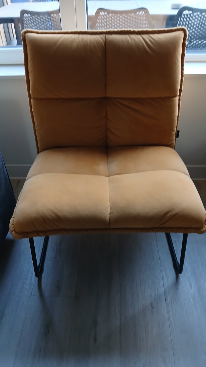2  moderne stoelen
