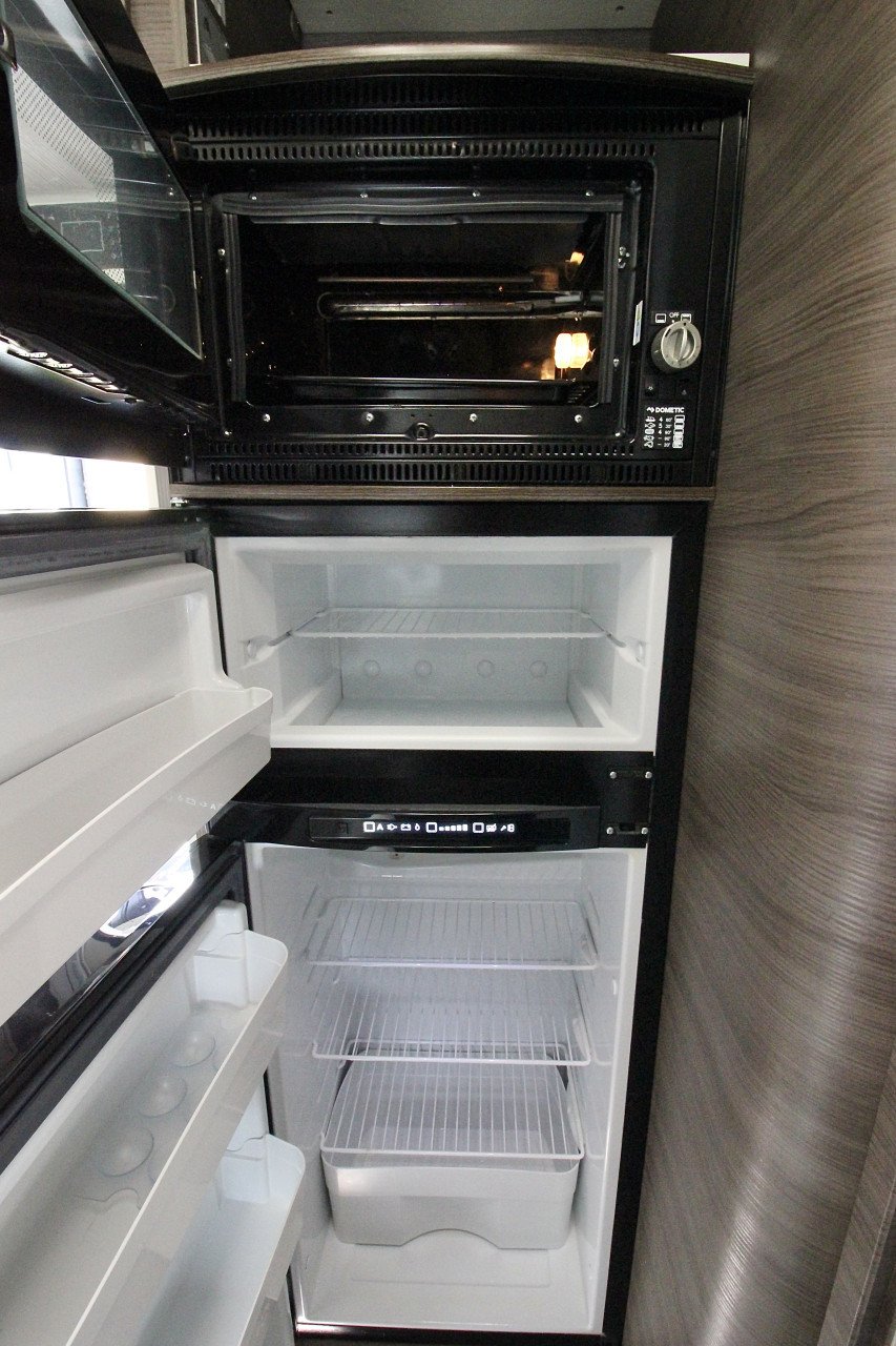 Mclouis Carat 479G (Queensbed+Hefbed, 29000KM, Nieuwstaat!!!)