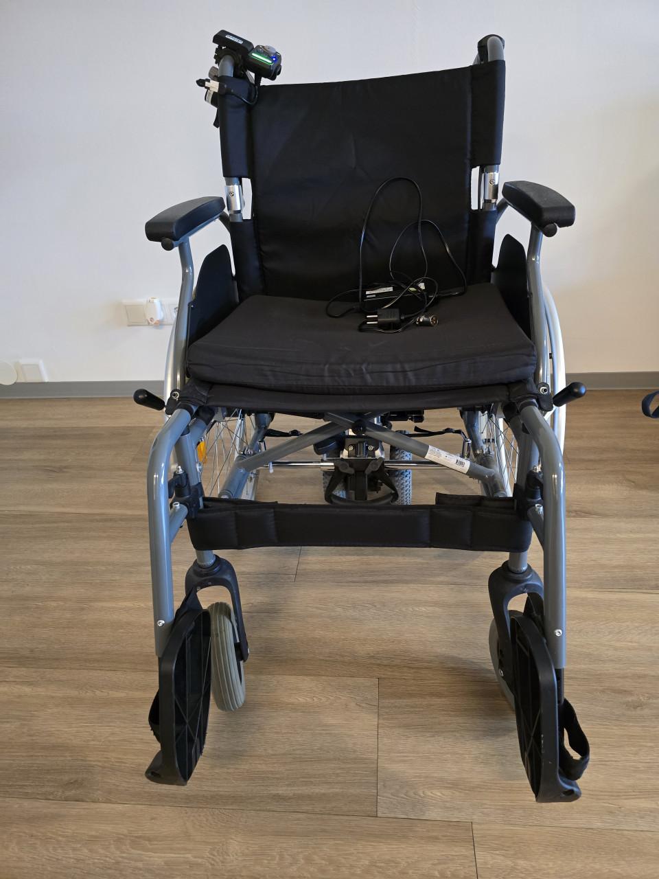 Rolstoel met hulpmotor