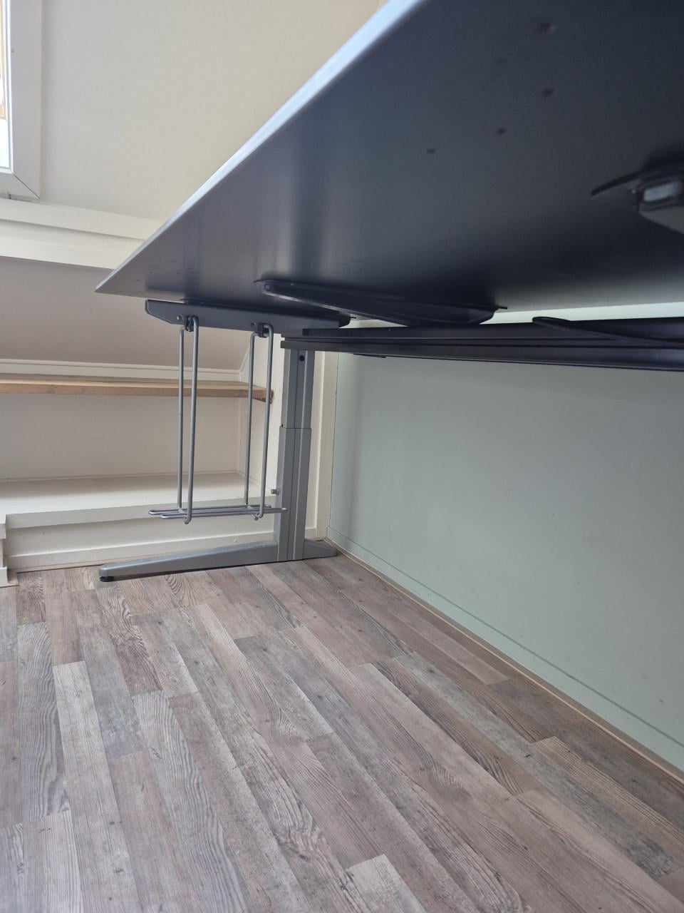 Ahrend bureau in hoogte verstelbaar