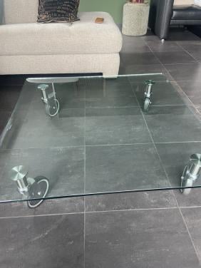 Glazen salontafel op wielen