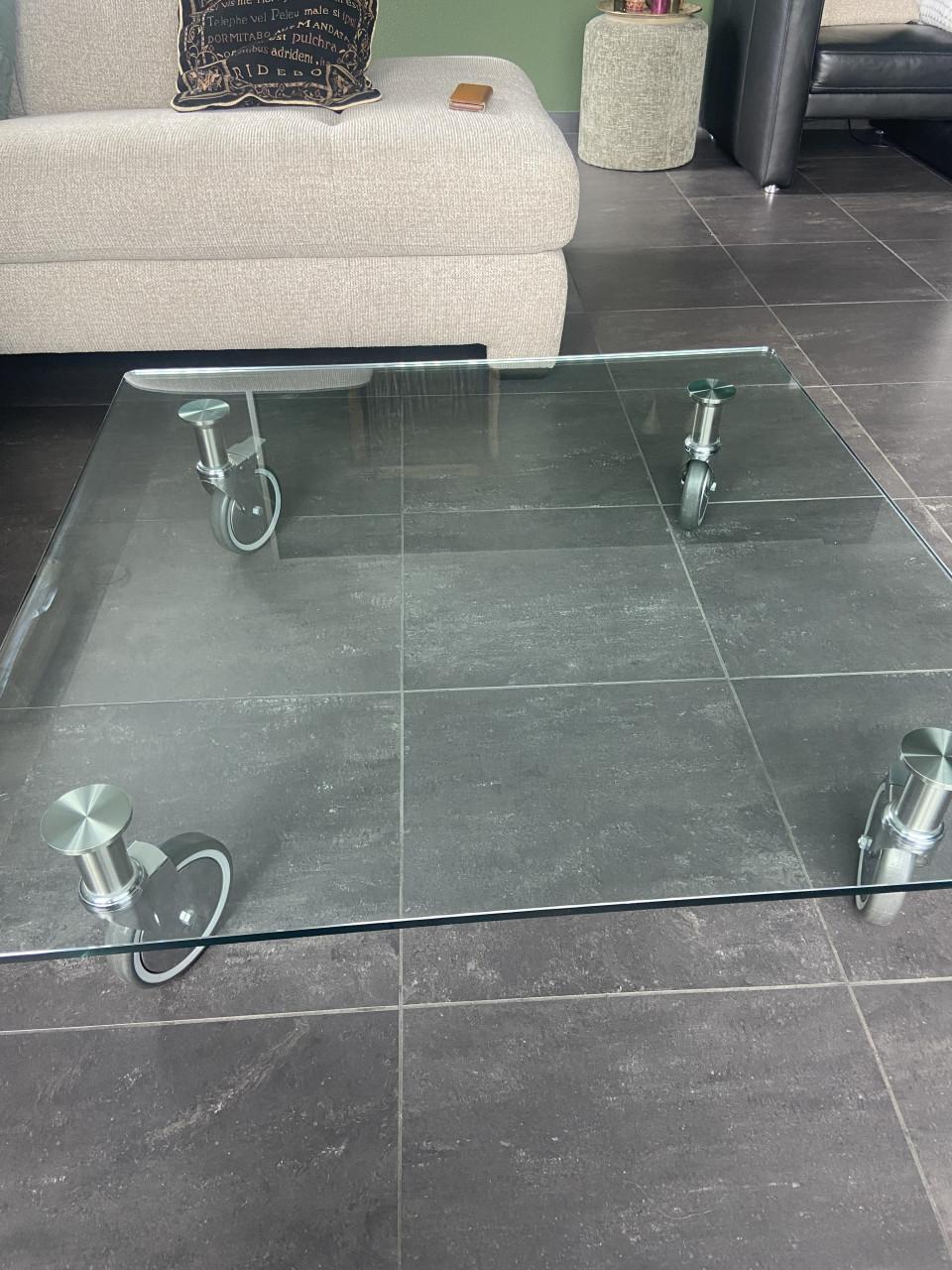 Glazen salontafel op wielen