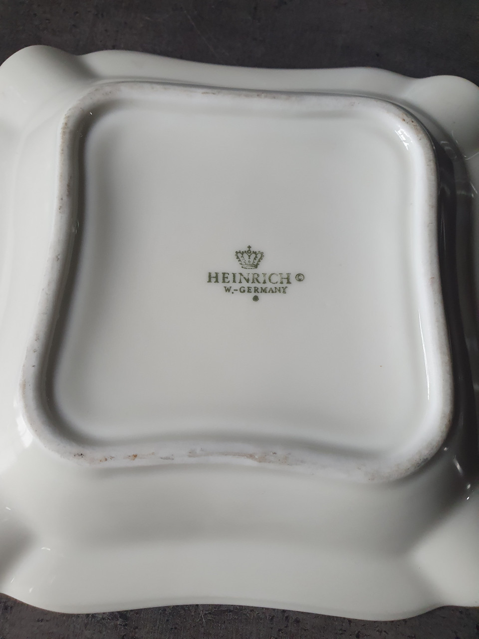 Vintage Asbach Uralt sigaar asbak gebroken wit met gouden accent....