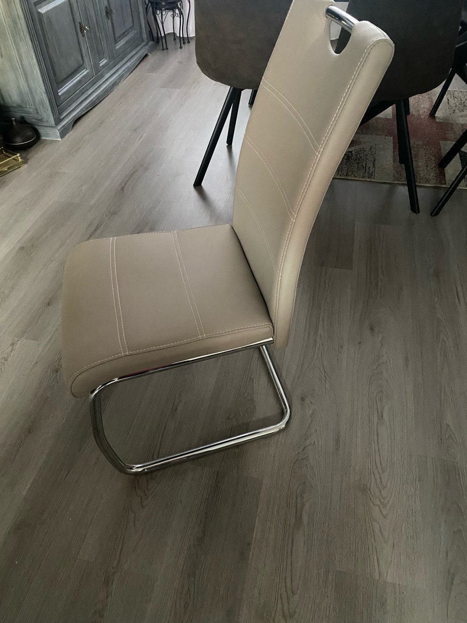 4 zeer nette eetkamer stoelen