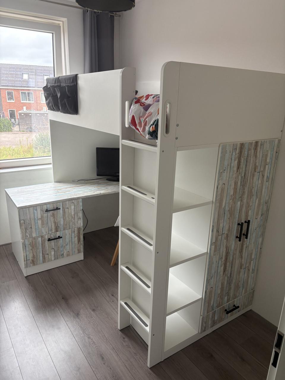 Hoogslaper met buro en kledingkast
