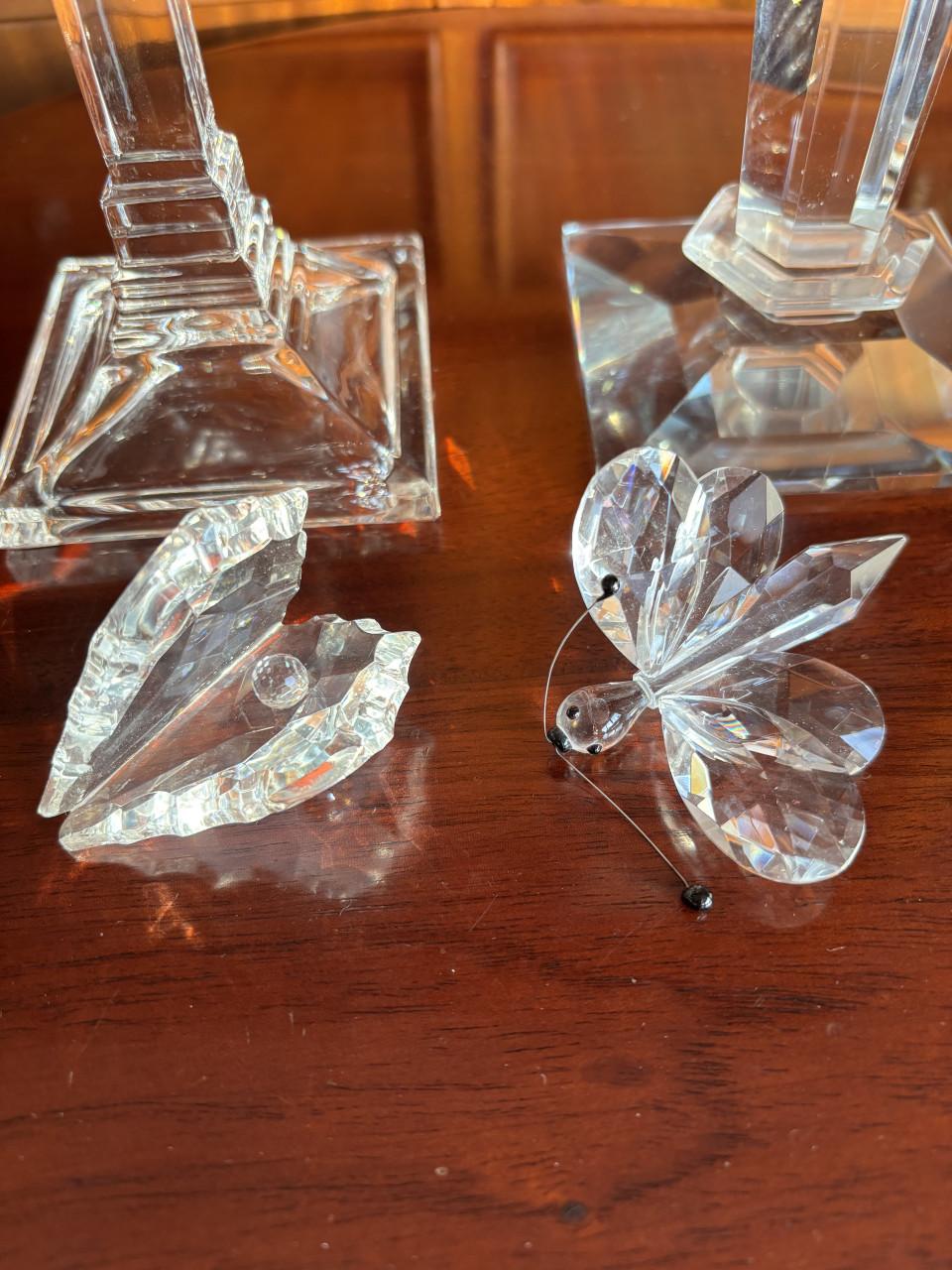 KRISTALLEN KANDELAARS EN 2 ZWAROWSKI  BEELDJES