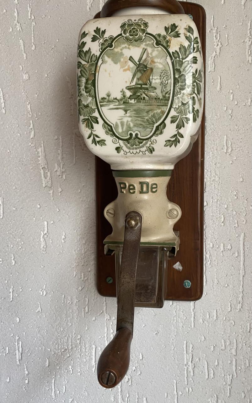 Oude koffiemolen voor aan de wand