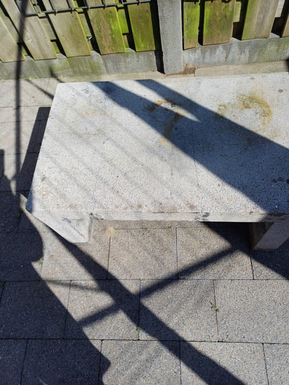 Leuk tafeltje/bankje Beton gratis ophalen