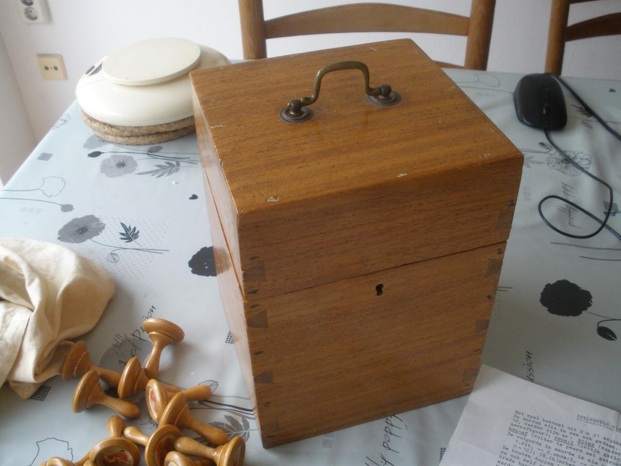 Zeeuws Gezelschapsspel SLABBERJAN met Houten KIstje met Zwaluwverbingen