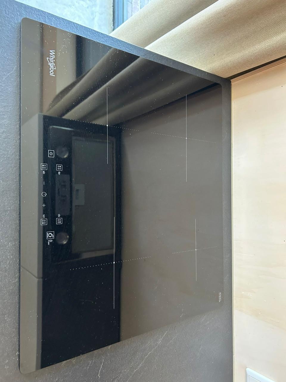 Compacte keuken met inbouw apparatuur en boiler