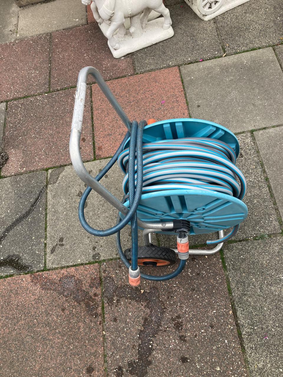 Gardena slangenwagen met 30 mtr Gardena slang + stuk slang naar de kraan