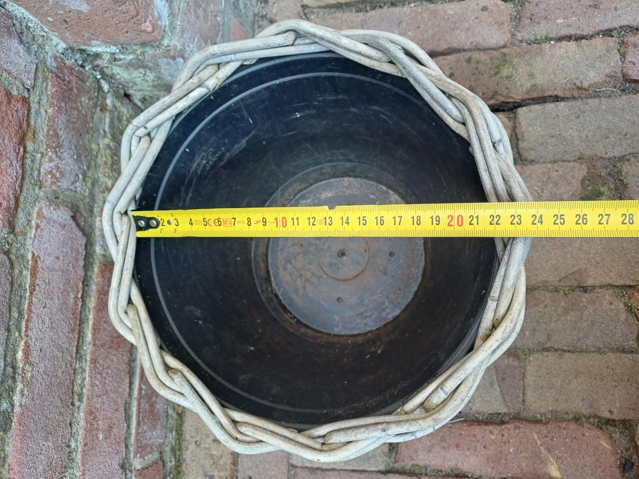 Zorgt voor een warm WELKOM bij voordeur: rotan MAND + VIOLEN