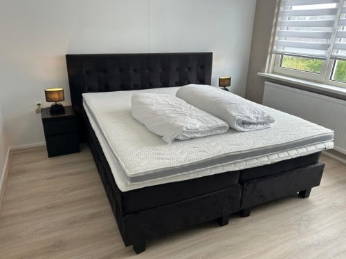 Boxspring incl matrassen, toppers en nachtkastjes