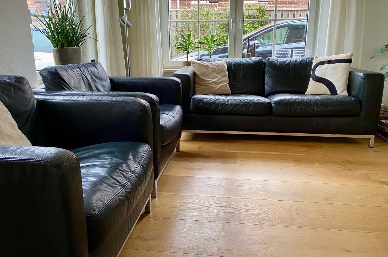 Moderne lederen bank en stoelen