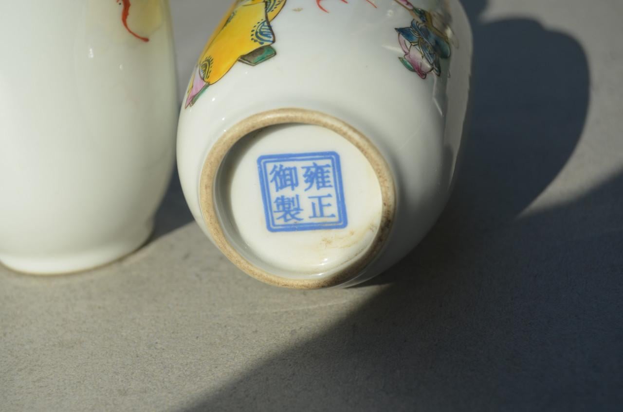 2 Identieke Chinese vaasjes gemerkt 4 karakters