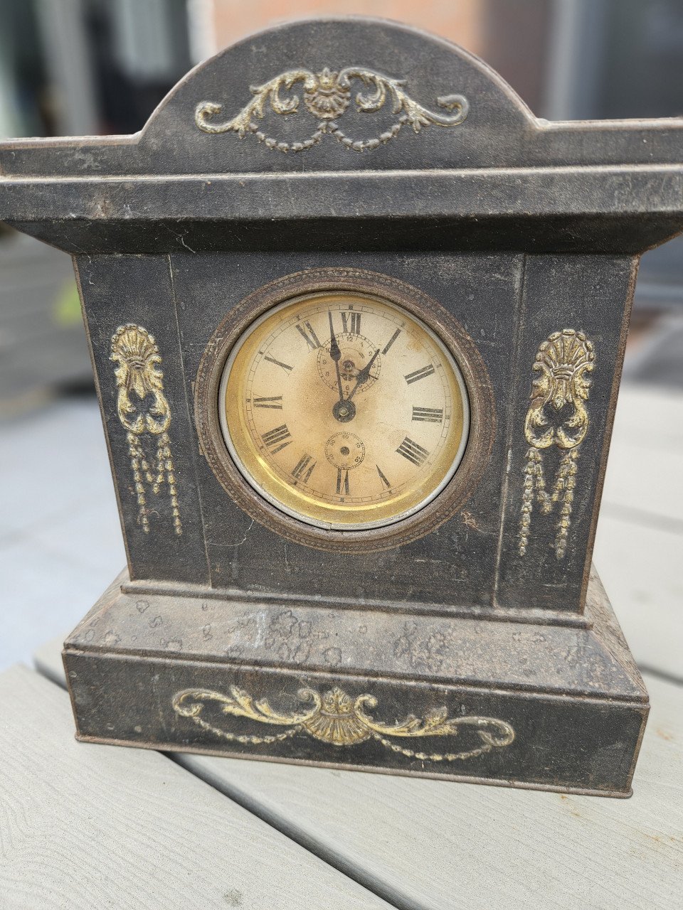 Heel zeldzame antieke blikken analoge schoorsteenklok rond 1880...