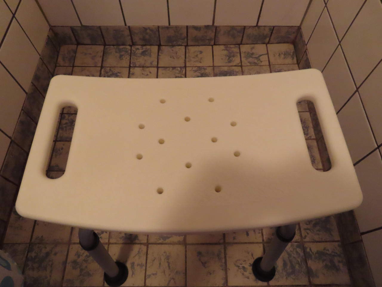Douche kruk Overbodig i.v.m verhuizing. Laagste stand 40 cm Hoogste
