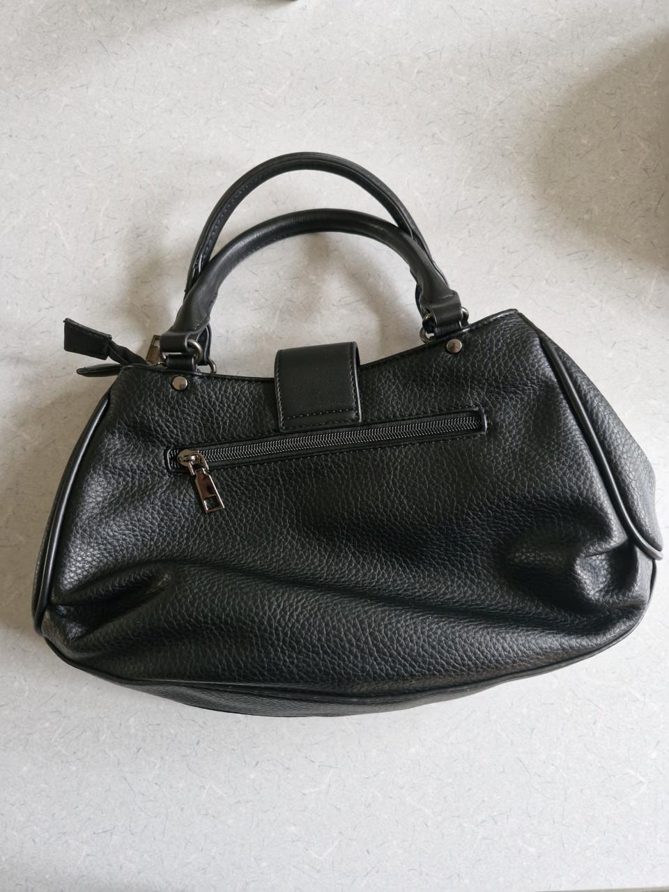 Kunstlederen zwarte handtas met zeeuwse knop