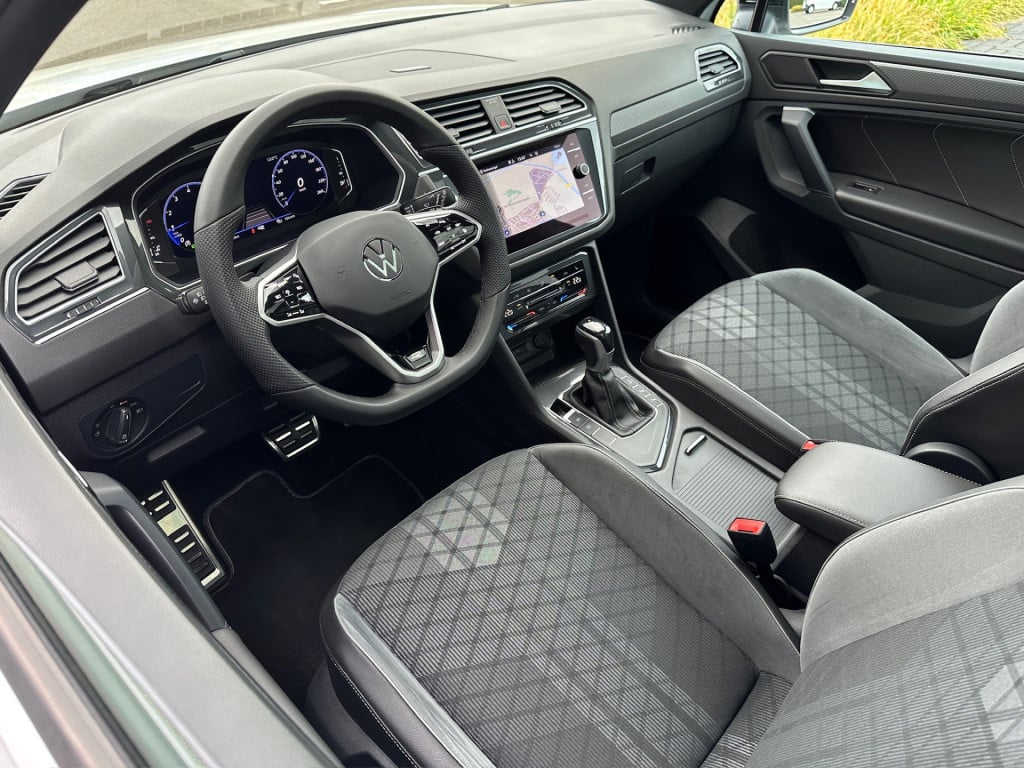 Volkswagen Tiguan 1.5 tsi 150pk dsg r-line blackstyle | panoramadak | trekh