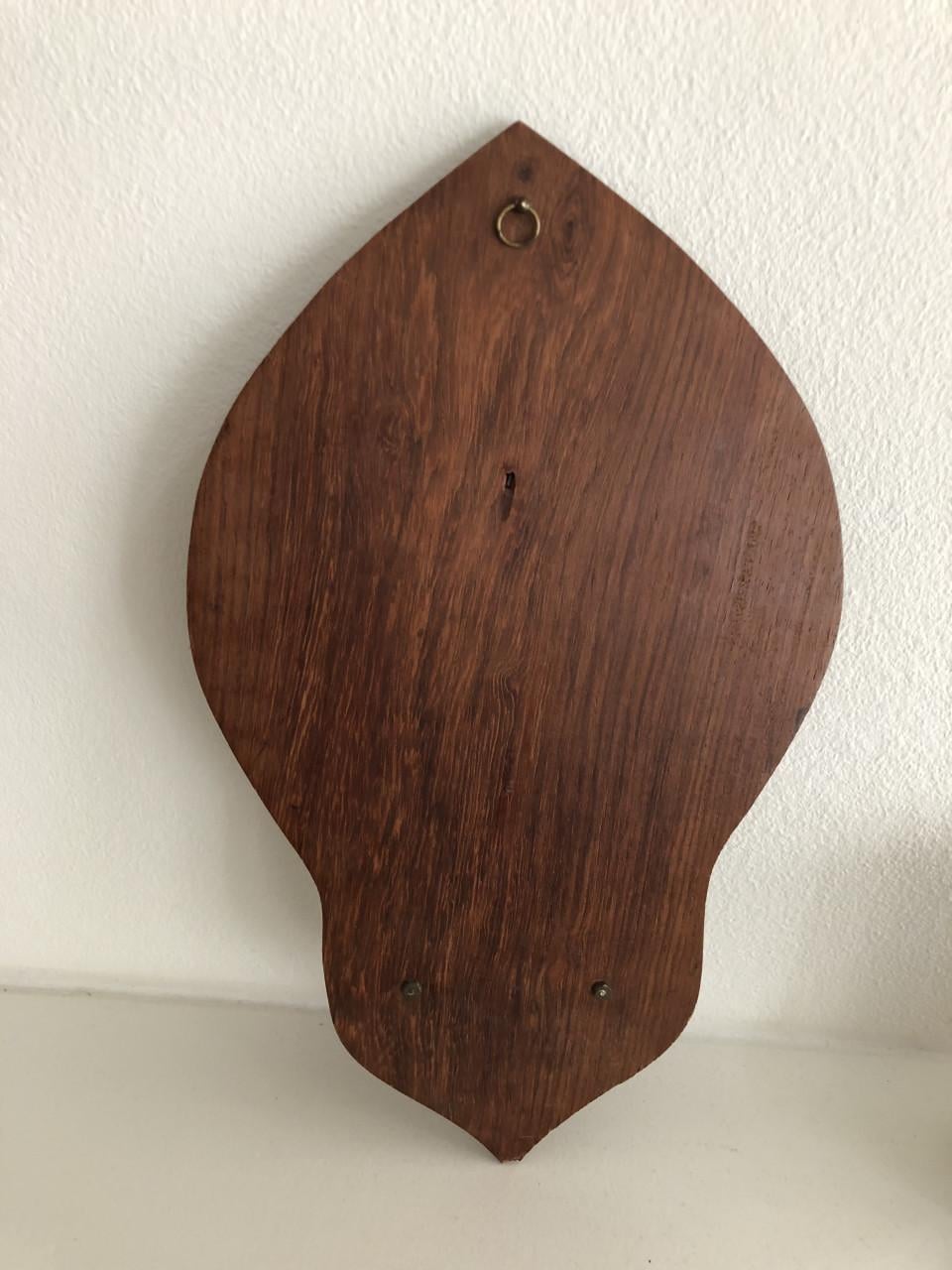 Mooi gedetailleerd brocante wijwaterbakje op houten plaatje