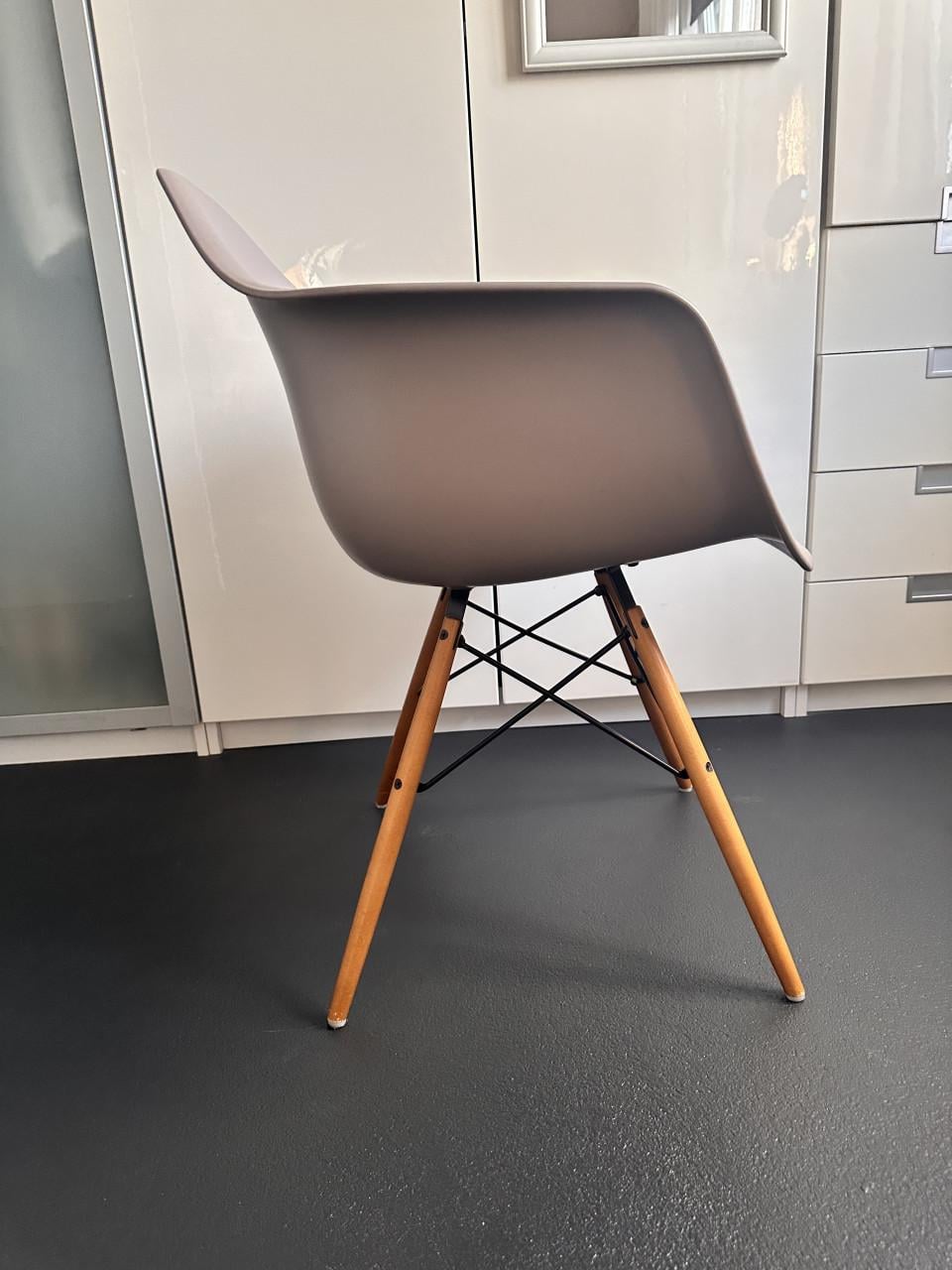 Vitra Eames Stoelen DAW en DAR designstoelen