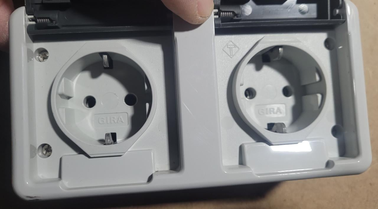 Gira Spatwaterdicht Dubbel Wcd met randaarde - Horizontaal