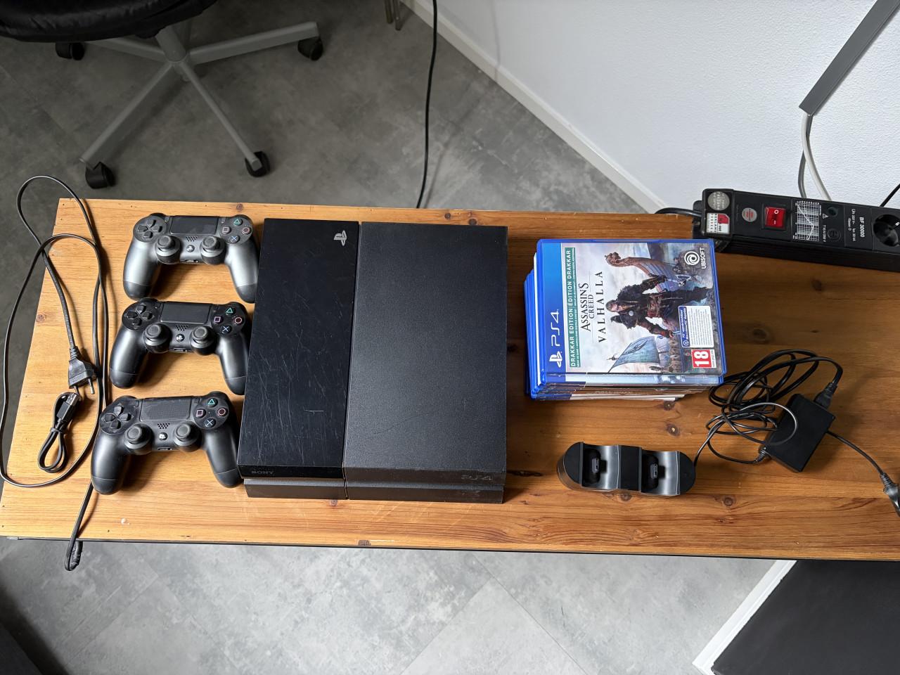 Playstation 4 met controllers en spellen