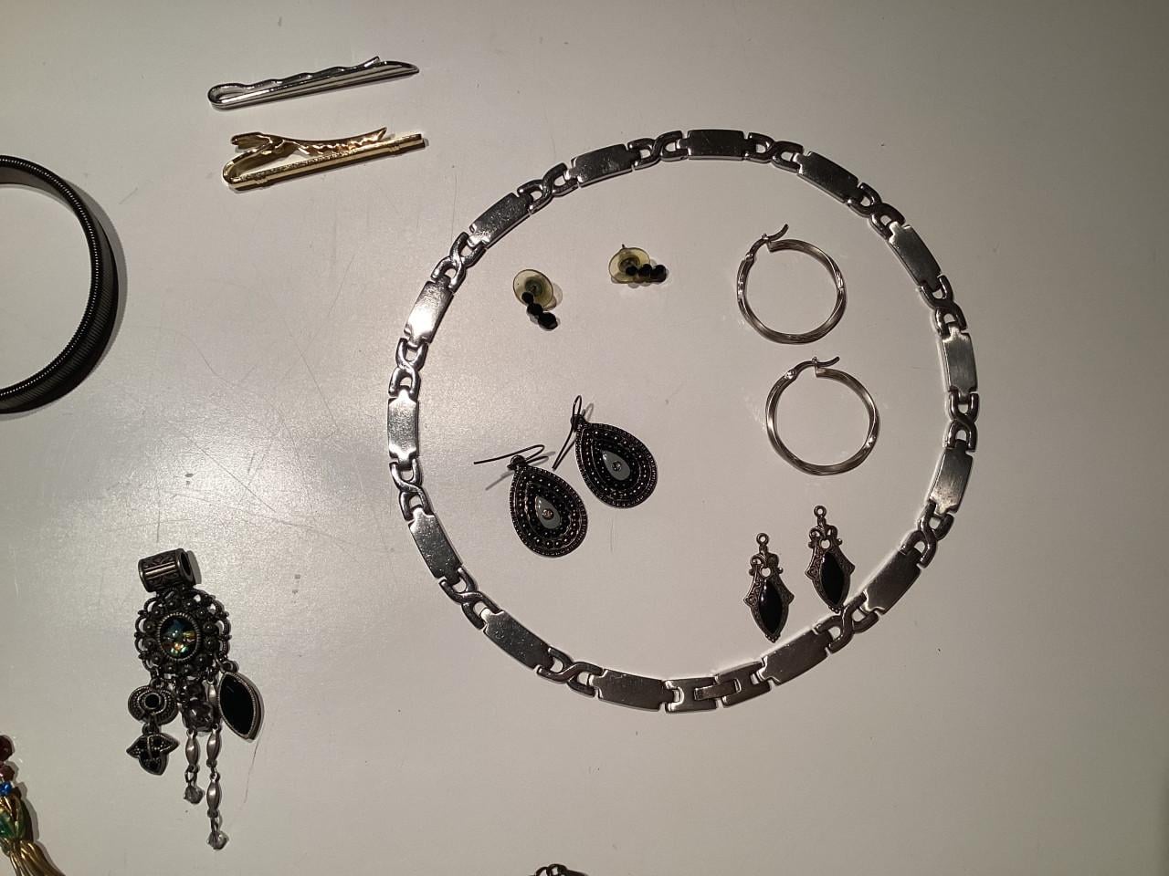 Diverse kettinkjes oorbellen etc voor de hobbyist. Goes.