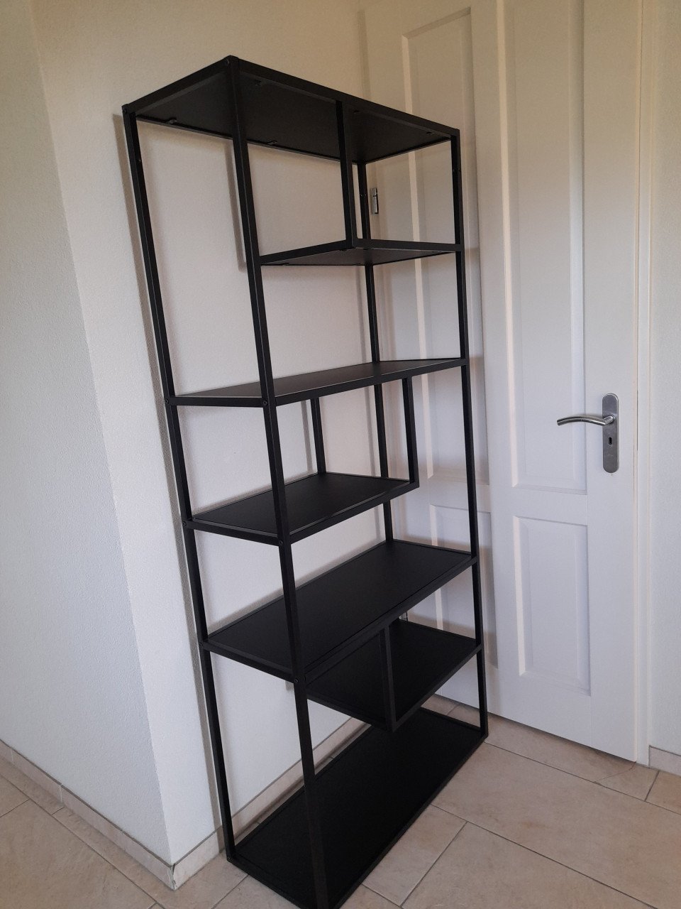 Zwart metalen wandrek met  houten plankjes (85 x 35 x 188H) z.g.a.n.
