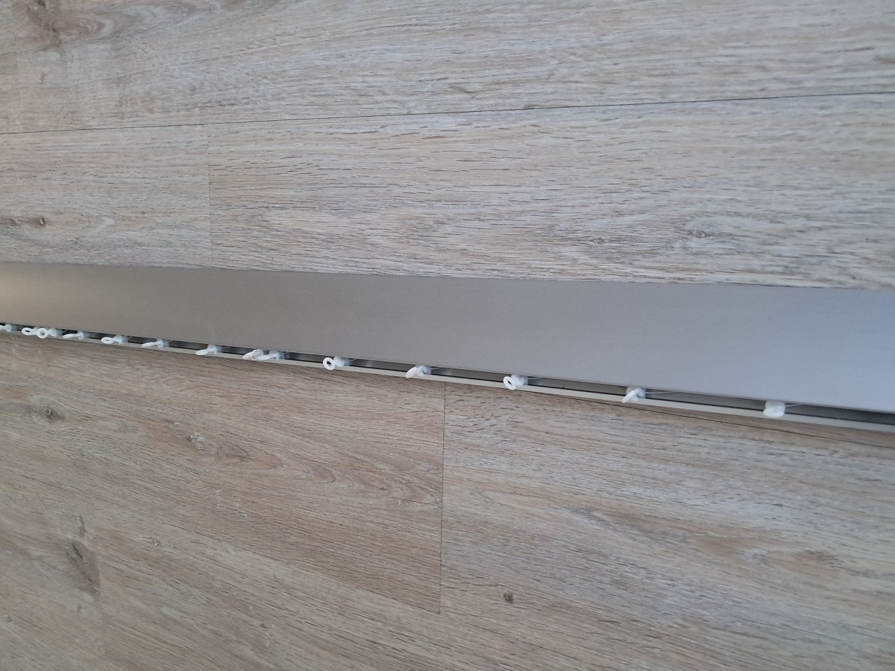 Strakke gordijnrails ca. 5 meter uit één stuk