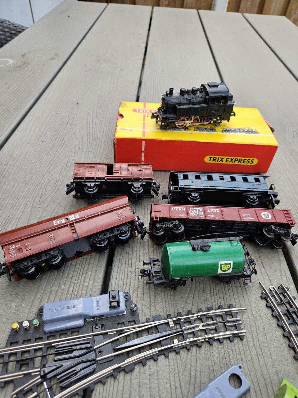 Mooi set Trix Express incl trafo, lok en 5 wagons en bijzondere rails....