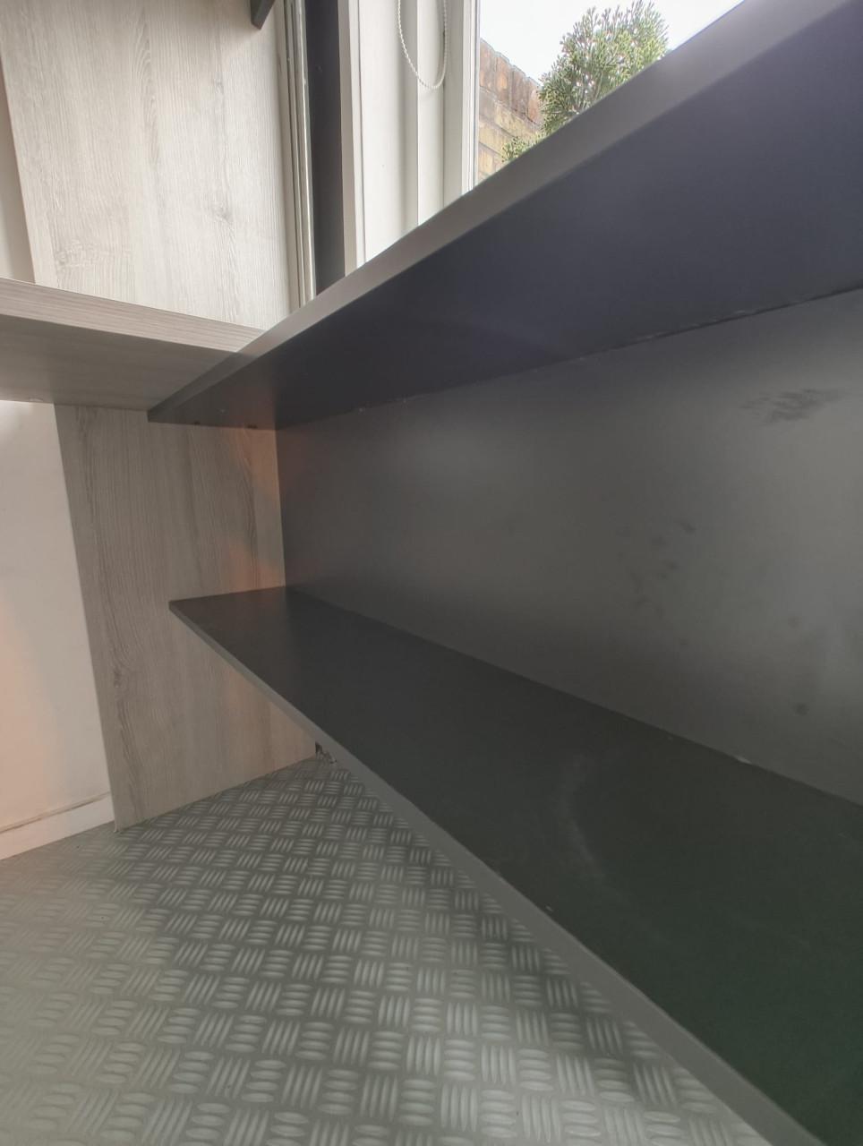 Hoogslaper met bureau en kledingkast