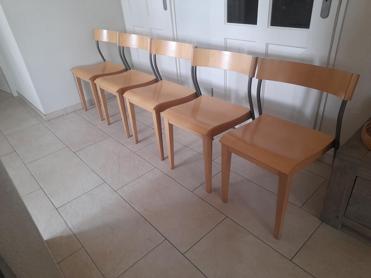 5 stapelbare stoelen ( in goede staat )
