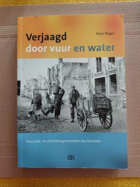 Verjaagd door vuur en water Van Kees Slager. Tijdens de 2e wereldoorlog.