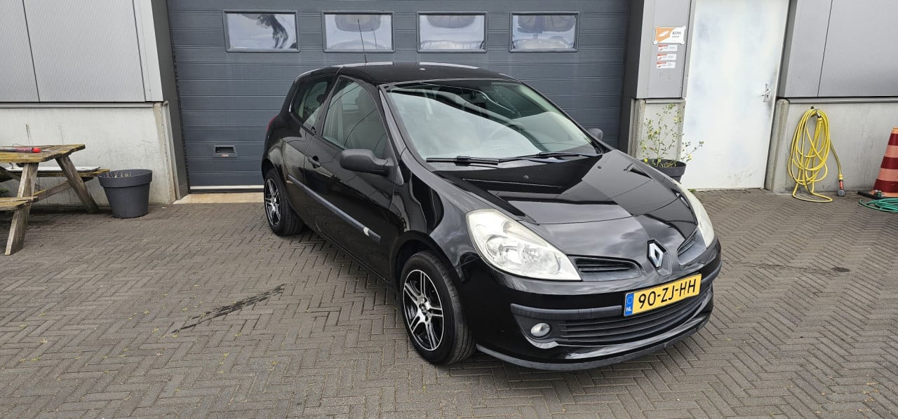 TE KOOP RENAULT CLIO 1.2 16V SPECIAL LINE