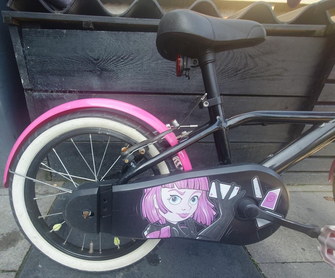 Meisjesfiets B'Twin Spy Hero roze zwart 16 inch met mandje