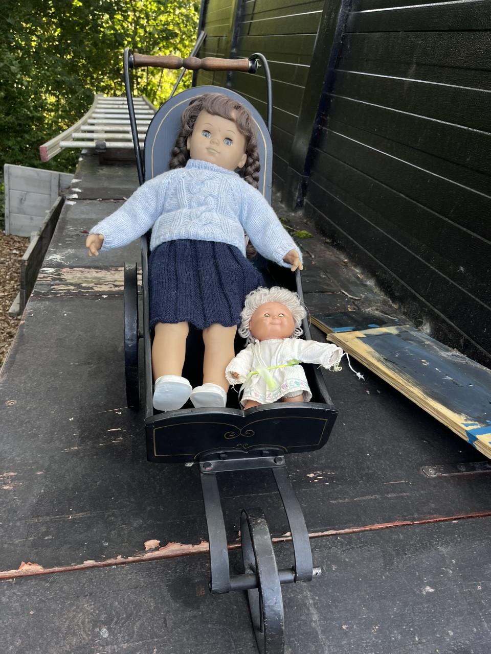 Poppenwagentje met pop, antiek