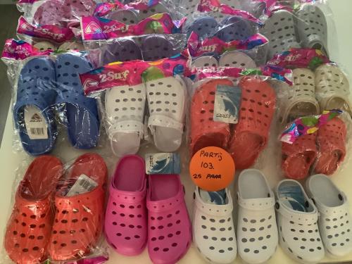 Partij plastic kinderklompen. ( partij 103)