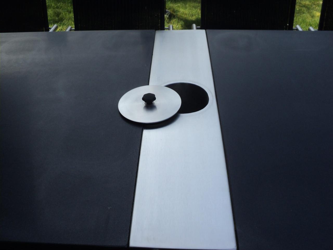 Prachtige RVS tafel met  graniet blad en 10 RVS stoelen