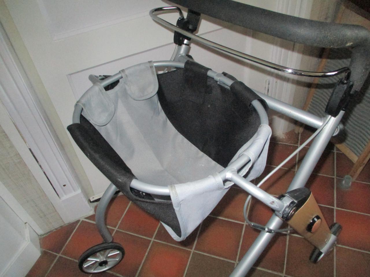 Trust binnen rollator met mandje en dienblad