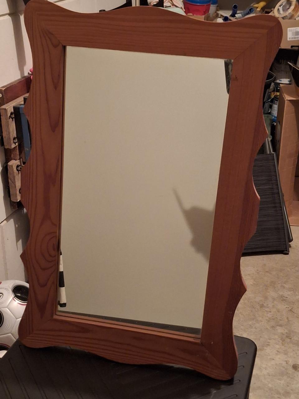Te koop spiegel met blank houten rand