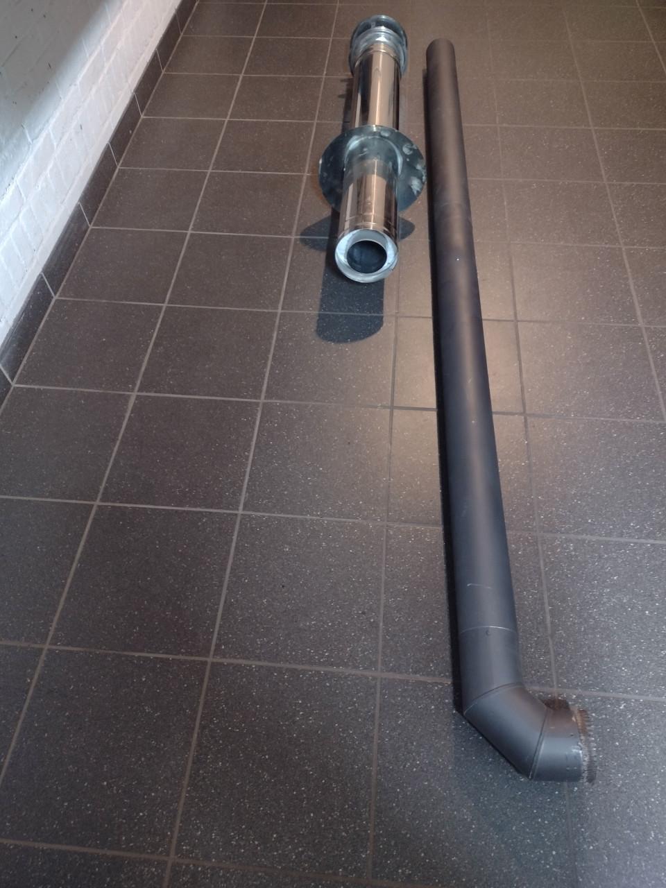 Te koop: Afvoer Pijp 100mm met Dubbelwandige Dak Doorvoer.