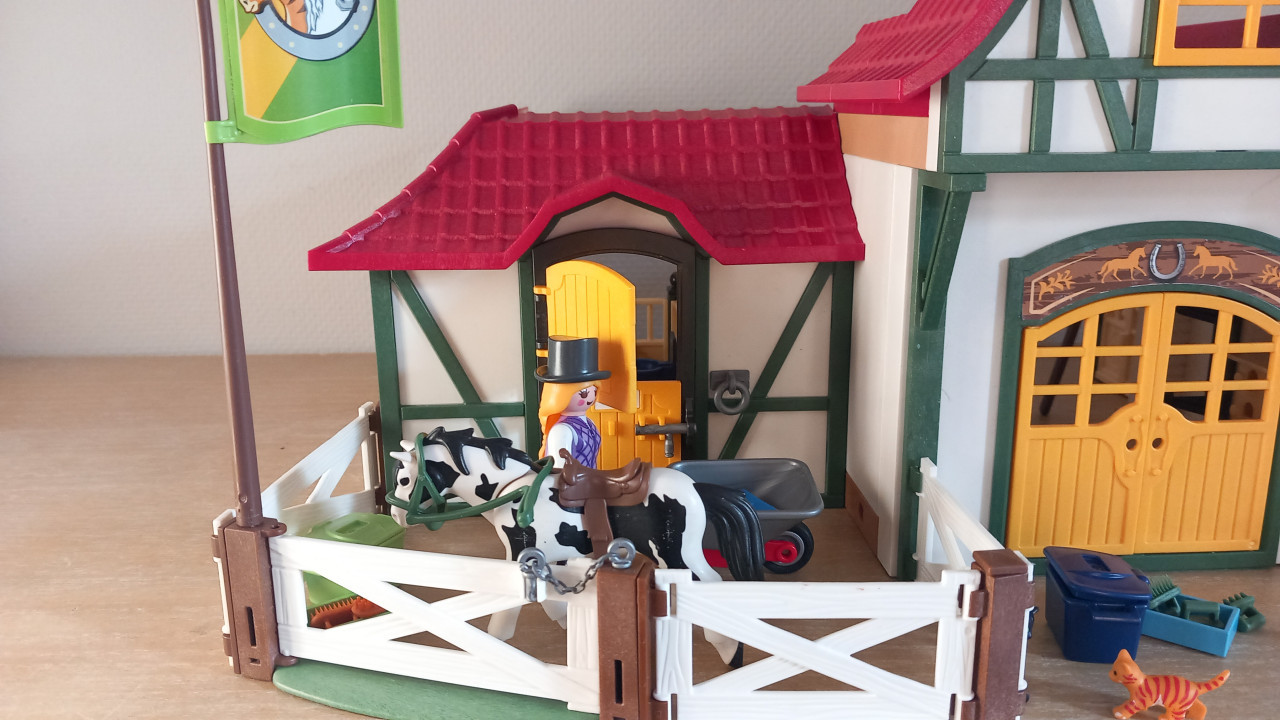 Playmobil manege met weide/boxen(6926) en wasplaats(6929)