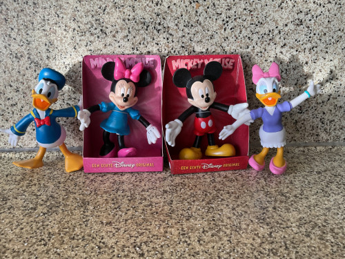Donald Duck, Pluto. Goofy. Mickey Mouse. Katrien Duck, Minnie Mouse,