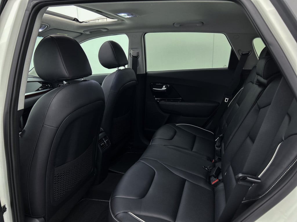 Kia E-niro executiveline 64 kwh | schuif-/kanteldak | 3-fase | jbl | stoelk