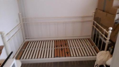 Gratis 1 persoons bed met lattenbodem