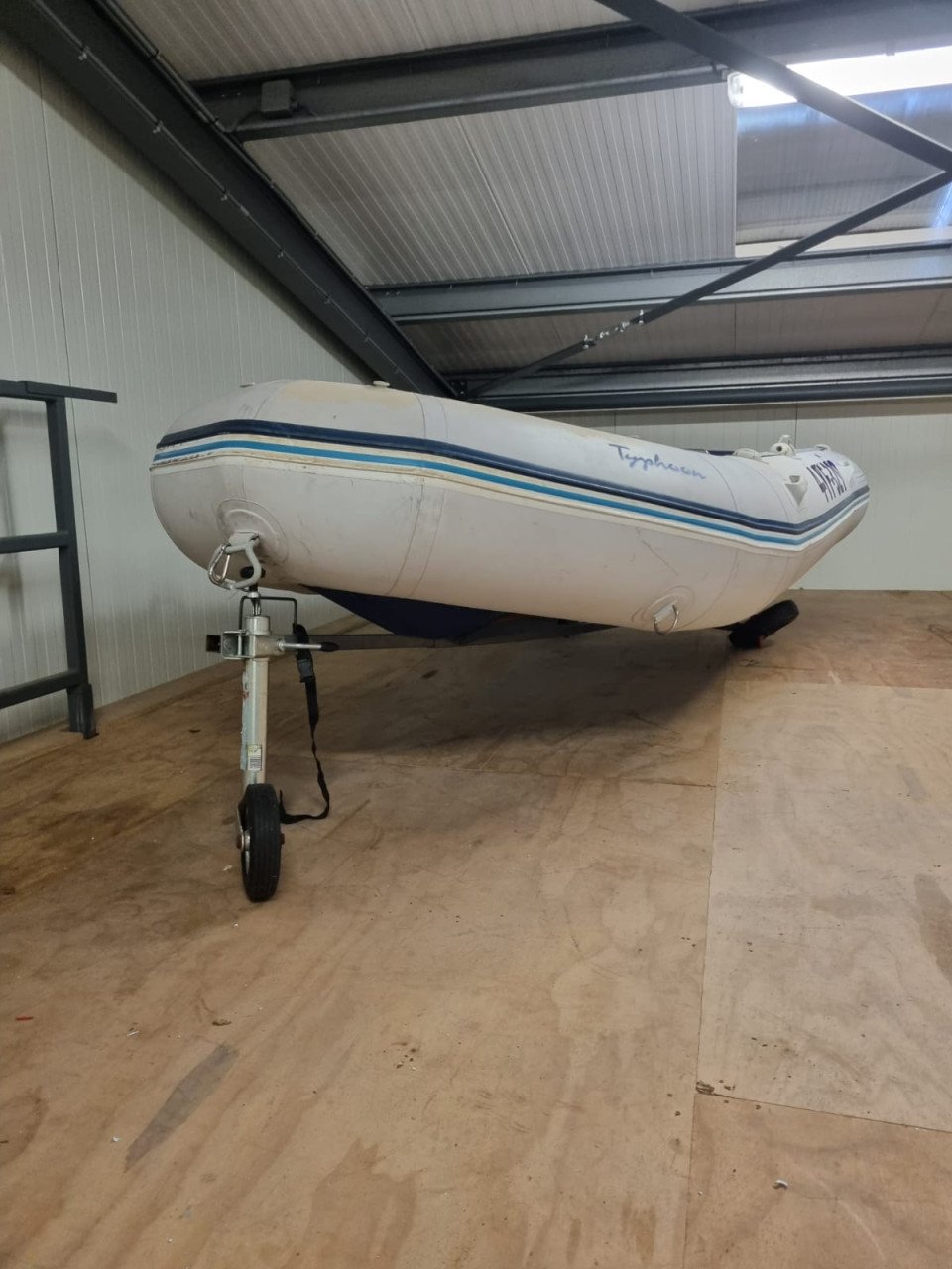 Prachtige rubberboot met een yamaha 8pk buitenboordmotor en boottrailer