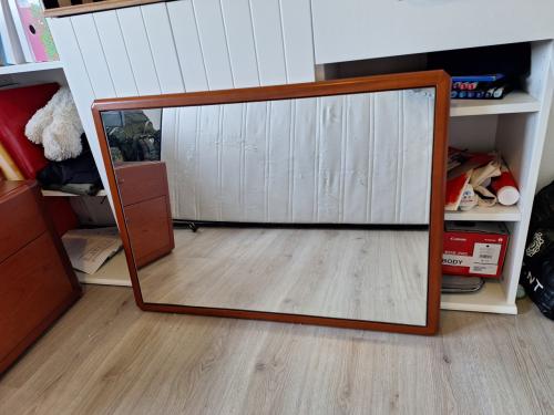 Vintage spiegel met houten omlijsting 90×68
