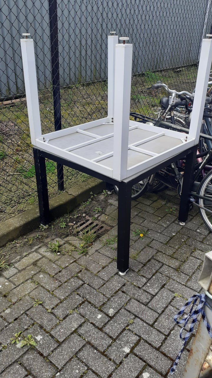 Tafels 90 x 90 cm witte & zwarte dik ALLUMINIUM.! Black & White Design.!