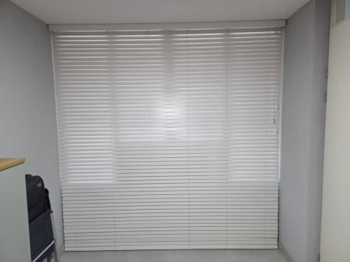 Witte houten jaloezie.